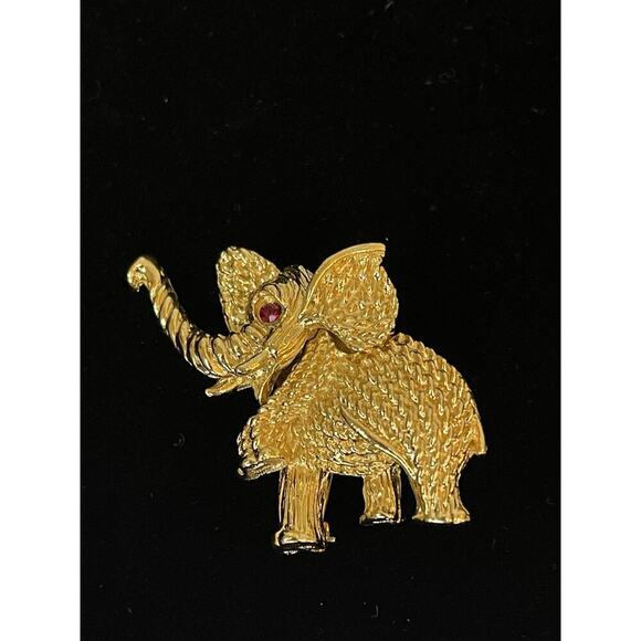 Vintage Crown Trifari Gold Tone Textured Elephant Brooch Ruby Red Rhinestone Eye - Picture 2 of 4